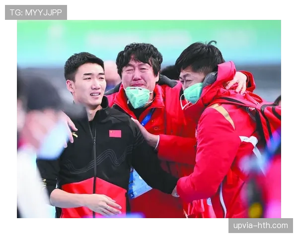 高亭宇训练完直接去吃火锅，教练在后面追着喊别放麻酱