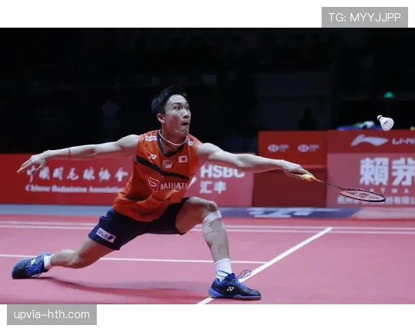 桃田贤斗去买奶茶排队，一身运动装豪气得不像运动员了！